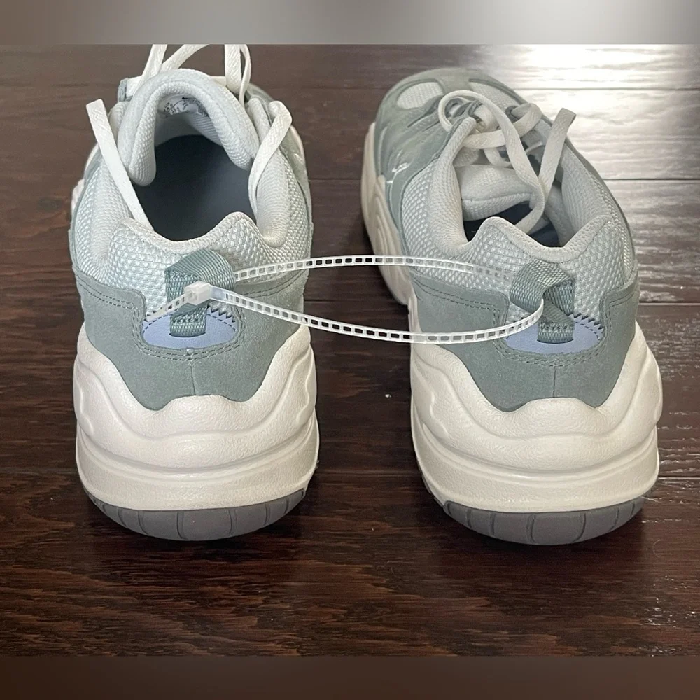 Women's Nike Casual Tech Hera DR9761-001 Light/Silver-Mica/Green Size 14.5
